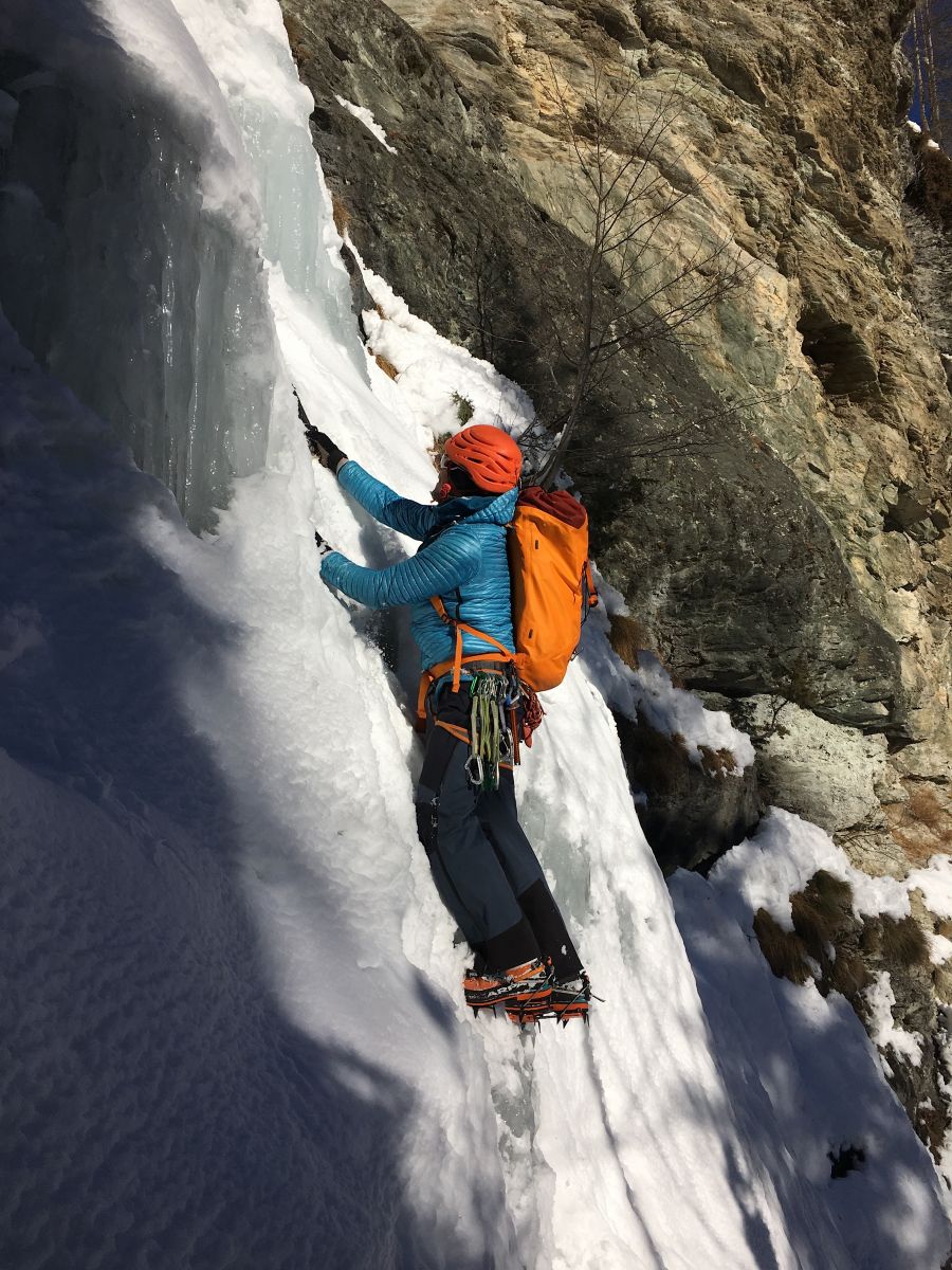 iceclimbing,course,chamonix,cogne,vallledaoste,ice,route,beginner,intermediate,icescrews, ice axe,mountainguide,cascadedeglace,piolets,stage,cascade,guide haute montagne