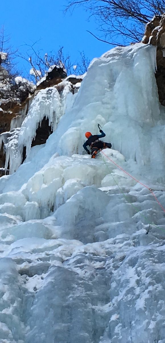 iceclimbing,course,chamonix,cogne,vallledaoste,ice,route,beginner,intermediate,icescrews, ice axe,mountainguide,cascadedeglace,piolets,stage,cascade,guide haute montagne