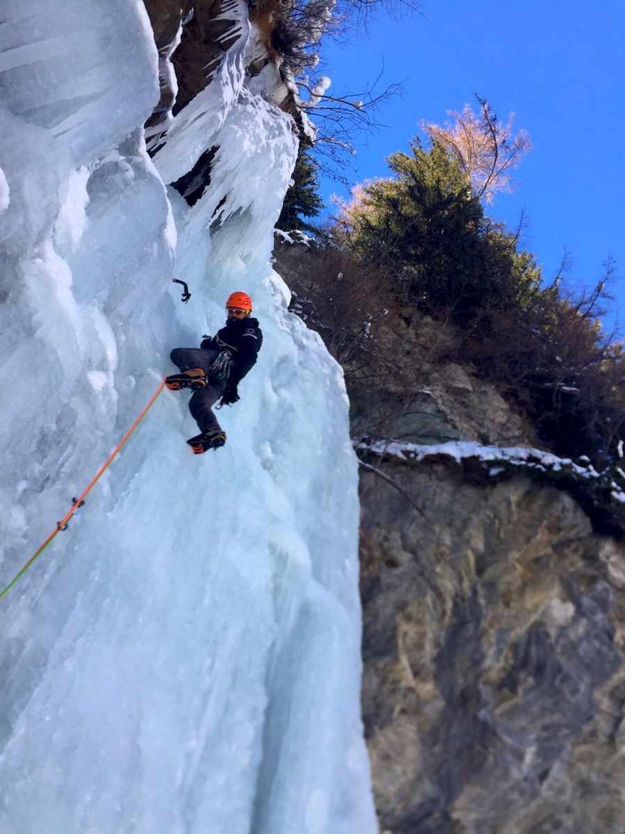 iceclimbing,course,chamonix,cogne,vallledaoste,ice,route,beginner,intermediate,icescrews, ice axe,mountainguide,cascadedeglace,piolets,stage,cascade,guide haute montagne