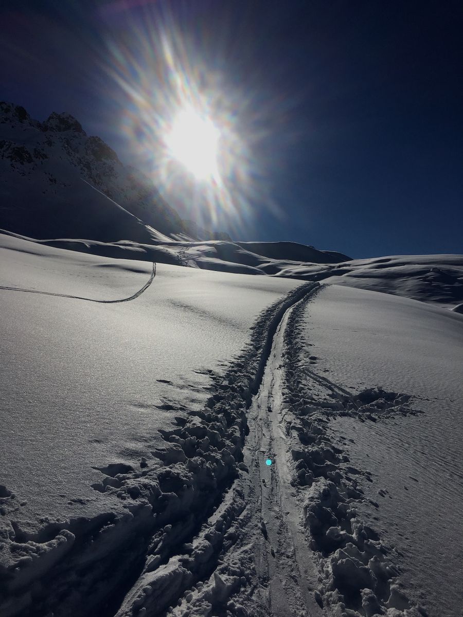 ski touring,contamines,col des chasseurs, ski,chamonix,skinning,mountainguide,freeride,avalanche awareness,ski de randonnée, raid à ski, mont blanc, guide haute montagne, hors piste