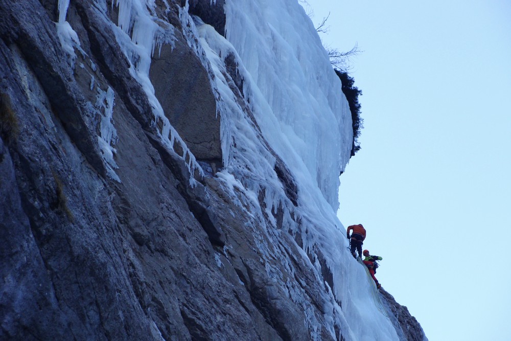 ice,climbing,course,cogne,mountain,guide,cascade,glace,dry,tooling,stage,initiation,guide,haute,montagne,iceclimbing,beginner