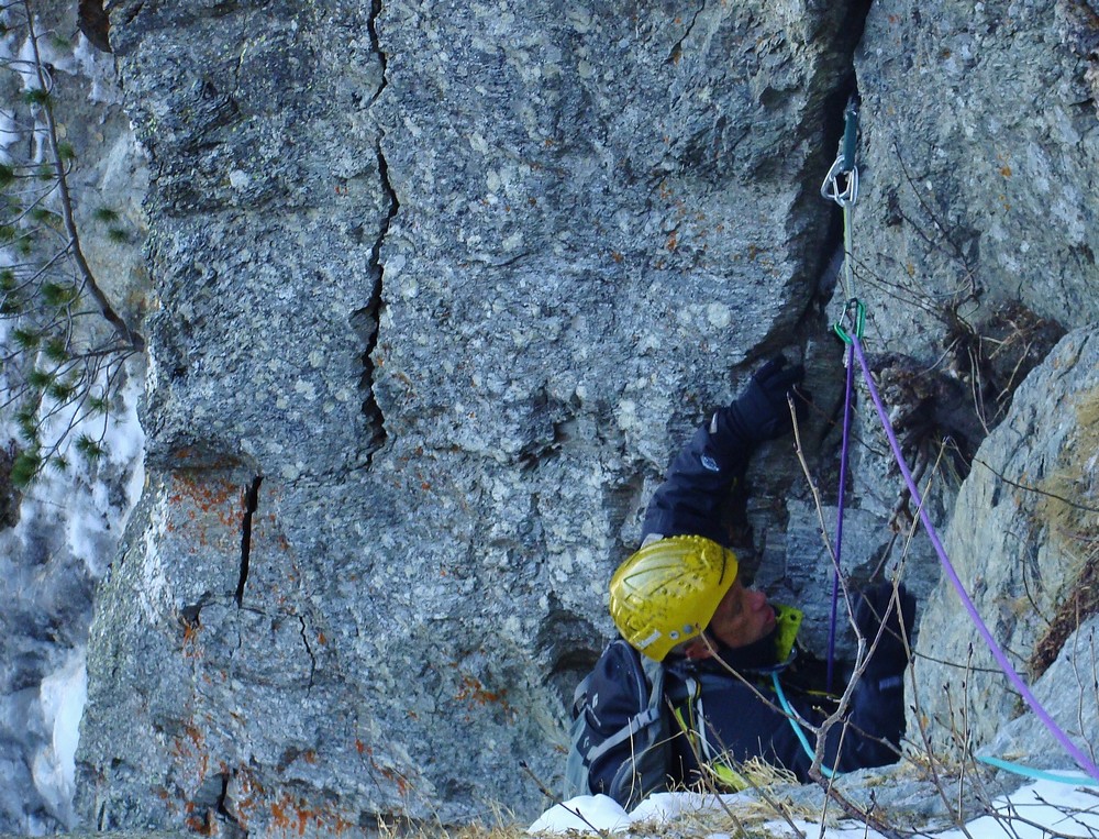 ice,climbing,course,cogne,mountain,guide,cascade,glace,dry,tooling,stage,initiation,guide,haute,montagne,iceclimbing,beginner,