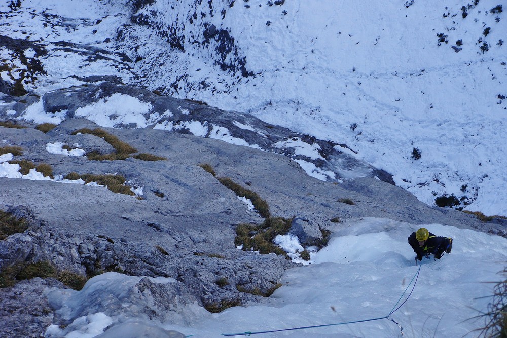 ice,climbing,course,cogne,mountain,guide,cascade,glace,dry,tooling,stage,initiation,guide,haute,montagne,iceclimbing,beginner