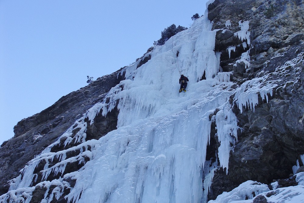 ice,climbing,kandersteg,intermediate,course,mountain,guide,iceclimbing,cascade,glace,stage,perfectionnement,guide,haute,montagne,cascade de glace,dry,tooling,crackbaby,blue,magic,arborium