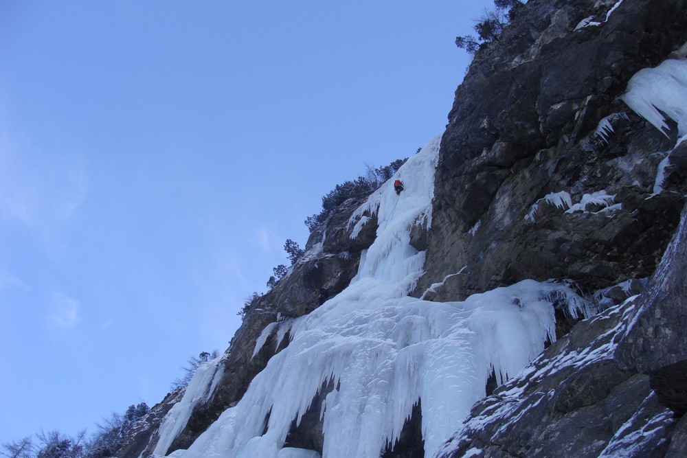 ice,climbing,kandersteg,intermediate,course,mountain,guide,iceclimbing,cascade,glace,stage,perfectionnement,guide,haute,montagne,cascade de glace,dry,tooling,crackbaby,blue,magic,arborium