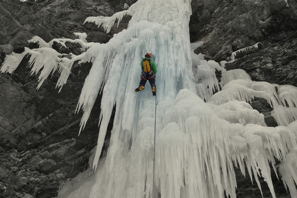 ice,climbing,kandersteg,intermediate,course,mountain,guide,iceclimbing,cascade,glace,stage,perfectionnement,guide,haute,montagne,cascade de glace,dry,tooling,crackbaby,blue,magic,arborium