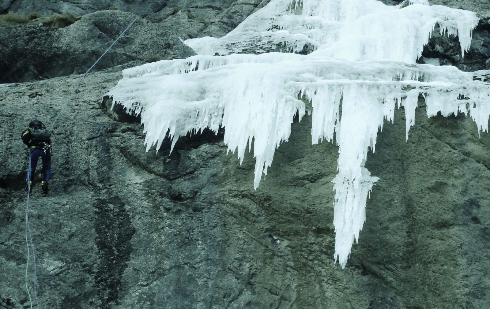 cascade,glace,cascade de glace,stage,guide,montagne,guide de haute montagne,mountain,guide,icefall,iceclimbing,ice,climbing,course,mountainguide,chamonix,beginner,advance