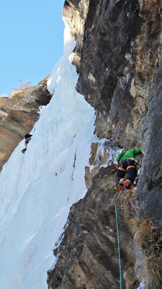 cascade,glace,antares,dry,tooling,guide,montagne,chamonix,ice,climbing,iceclimbing,,mountain,guide,mountainguide,stage,glace,waterfall ice climbing,